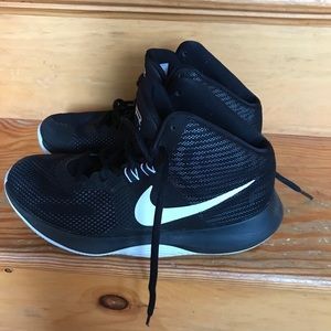 Nike women’s basketball sneakers size 8.5 black